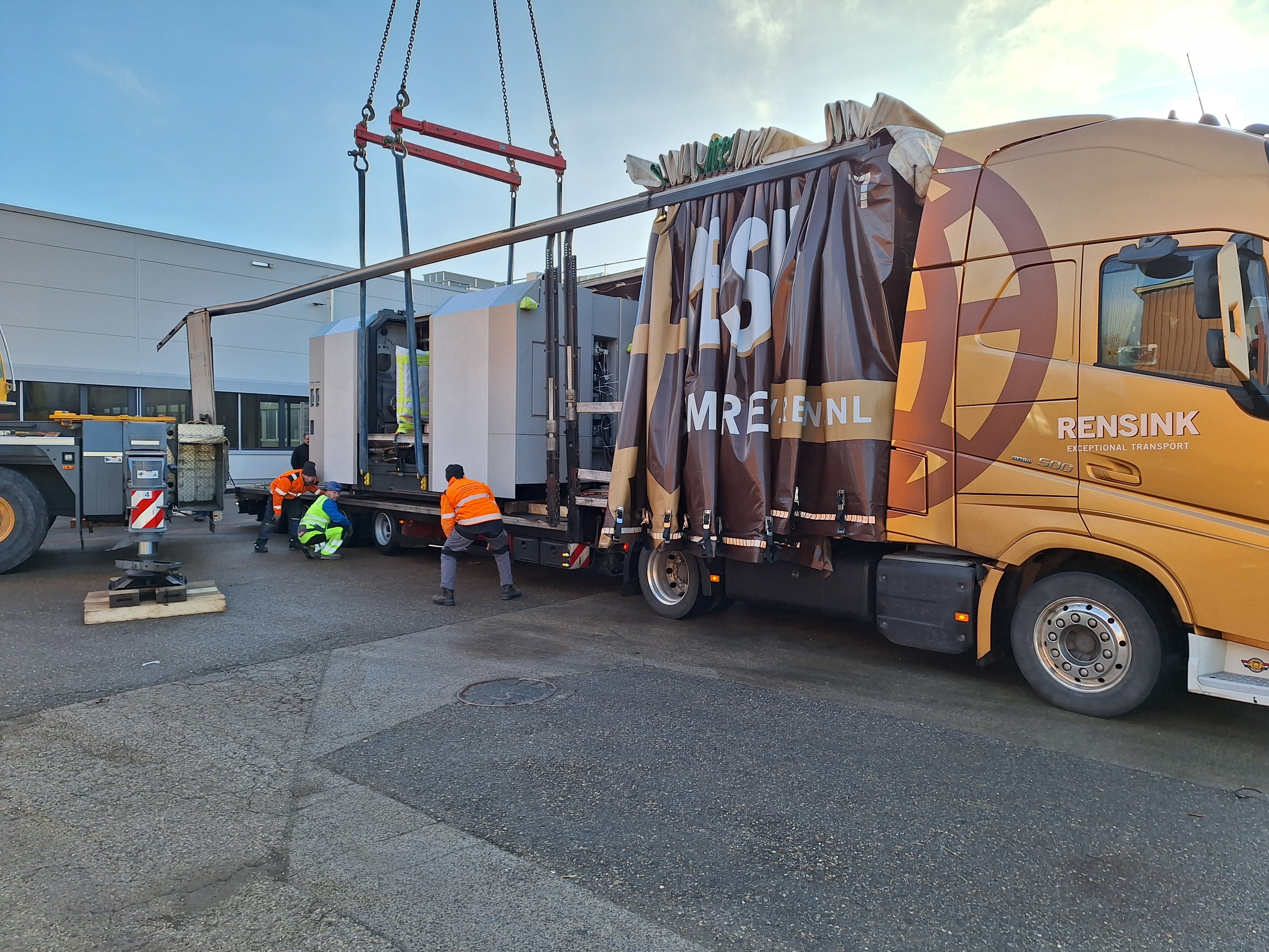 Carga de una máquina CNC sobre camión de transporte especial Rensink