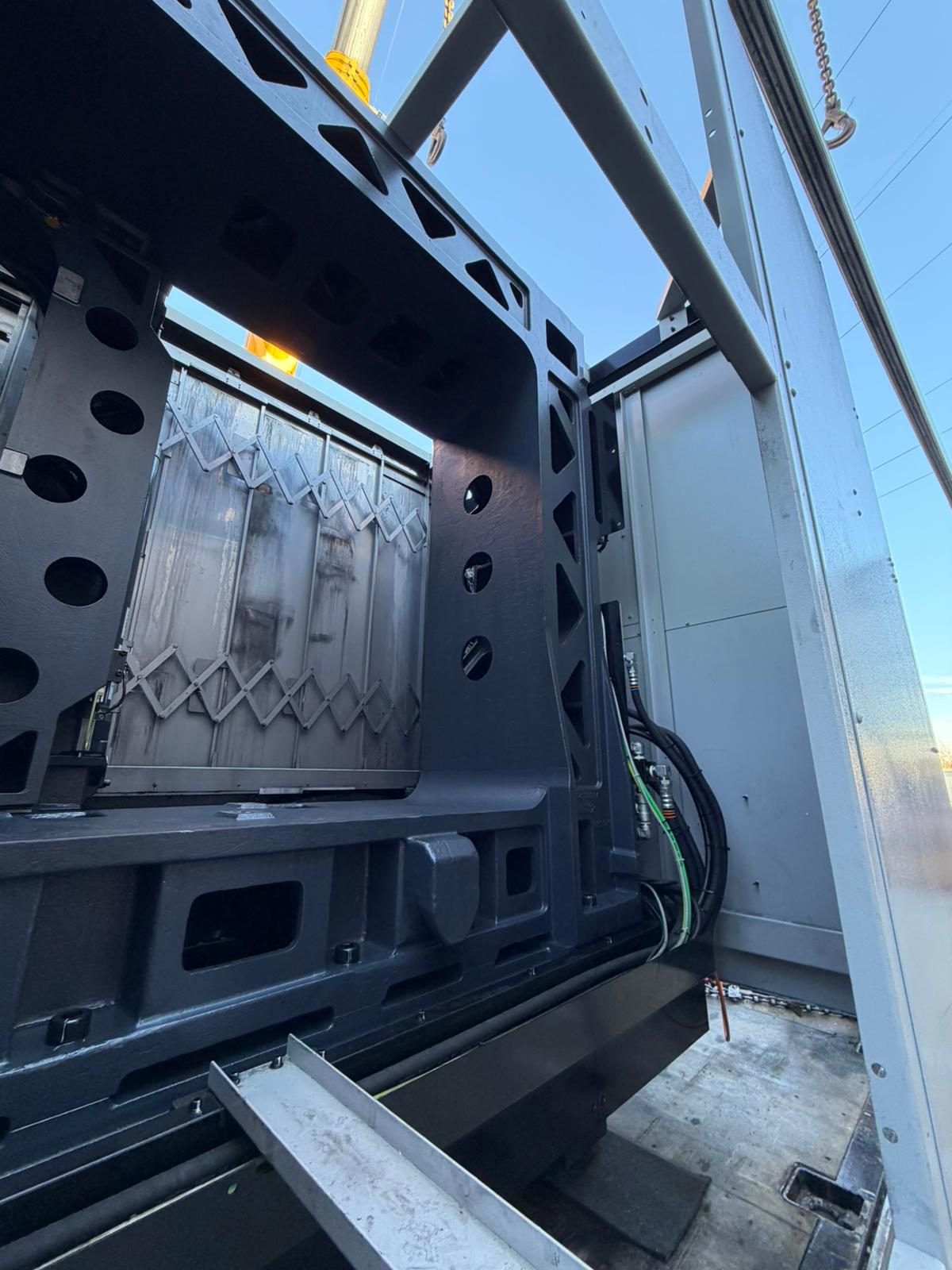 Interior de la bancada de una máquina CNC durante el desmontaje
