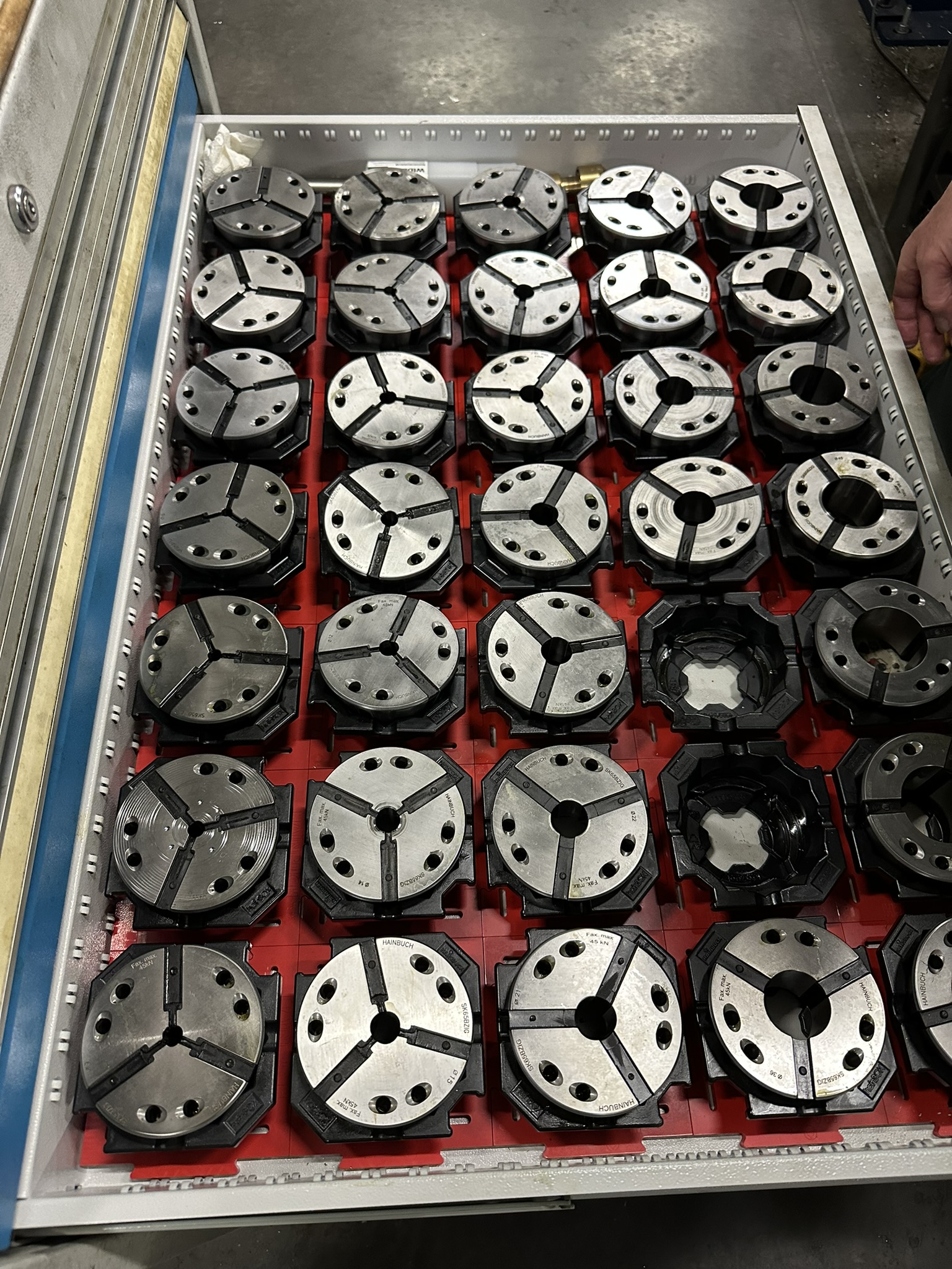 Pinzas de sujeción y utillaje de torno CNC en el cajón del taller