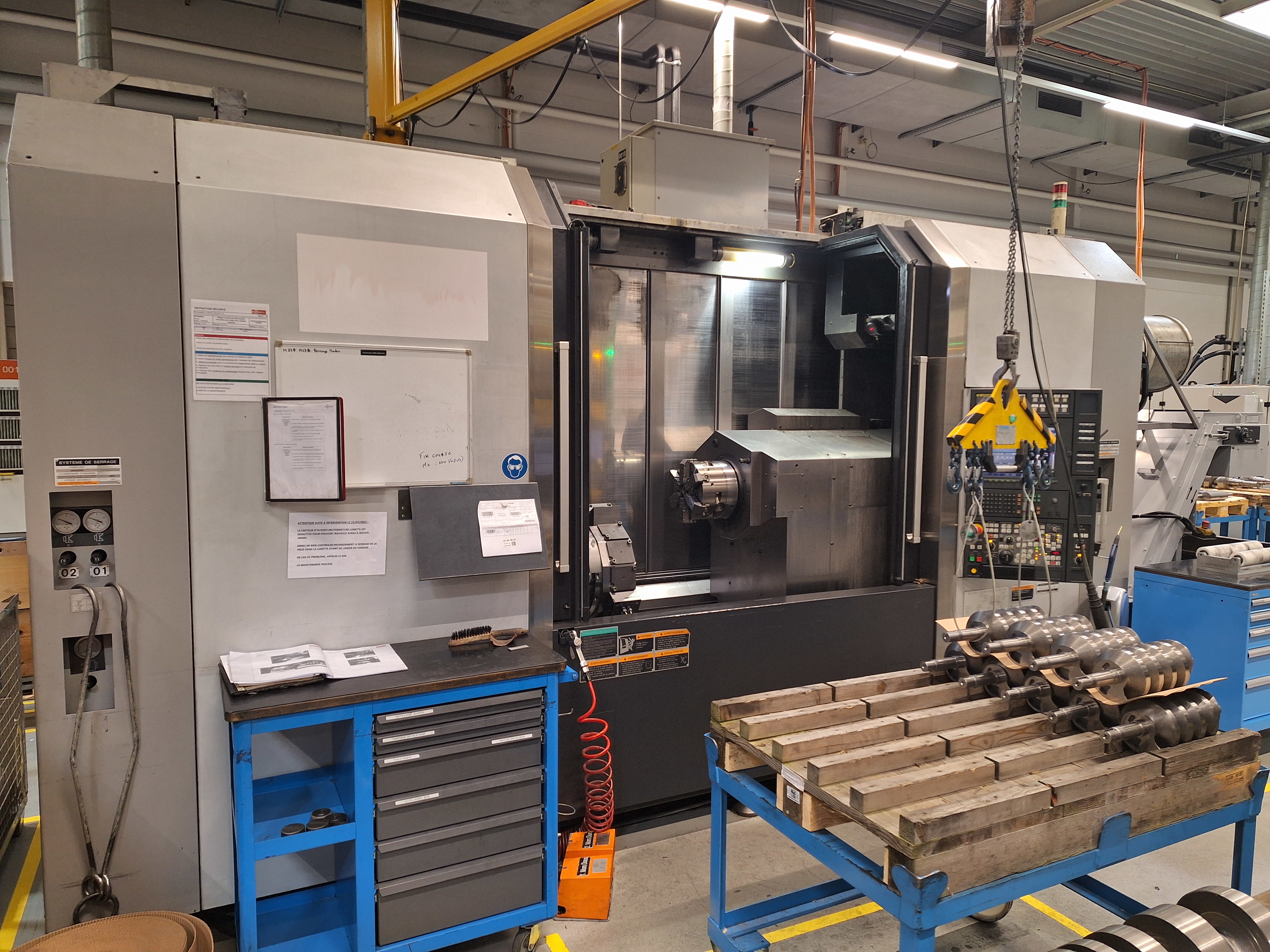 Vista general de un taller de mecanizado con varias máquinas CNC usadas