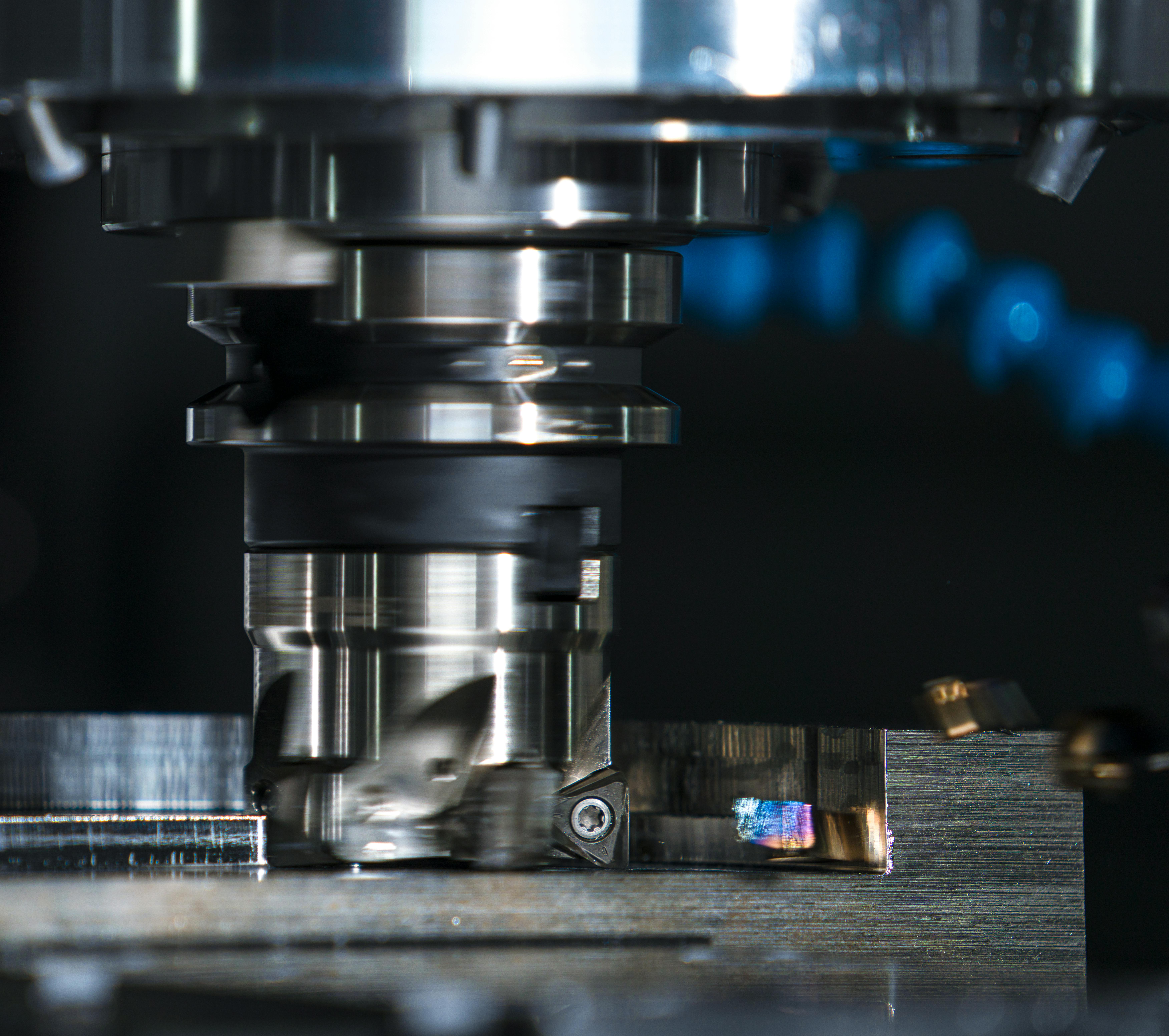 Torno CNC en producción — mandril y torreta multiherramienta