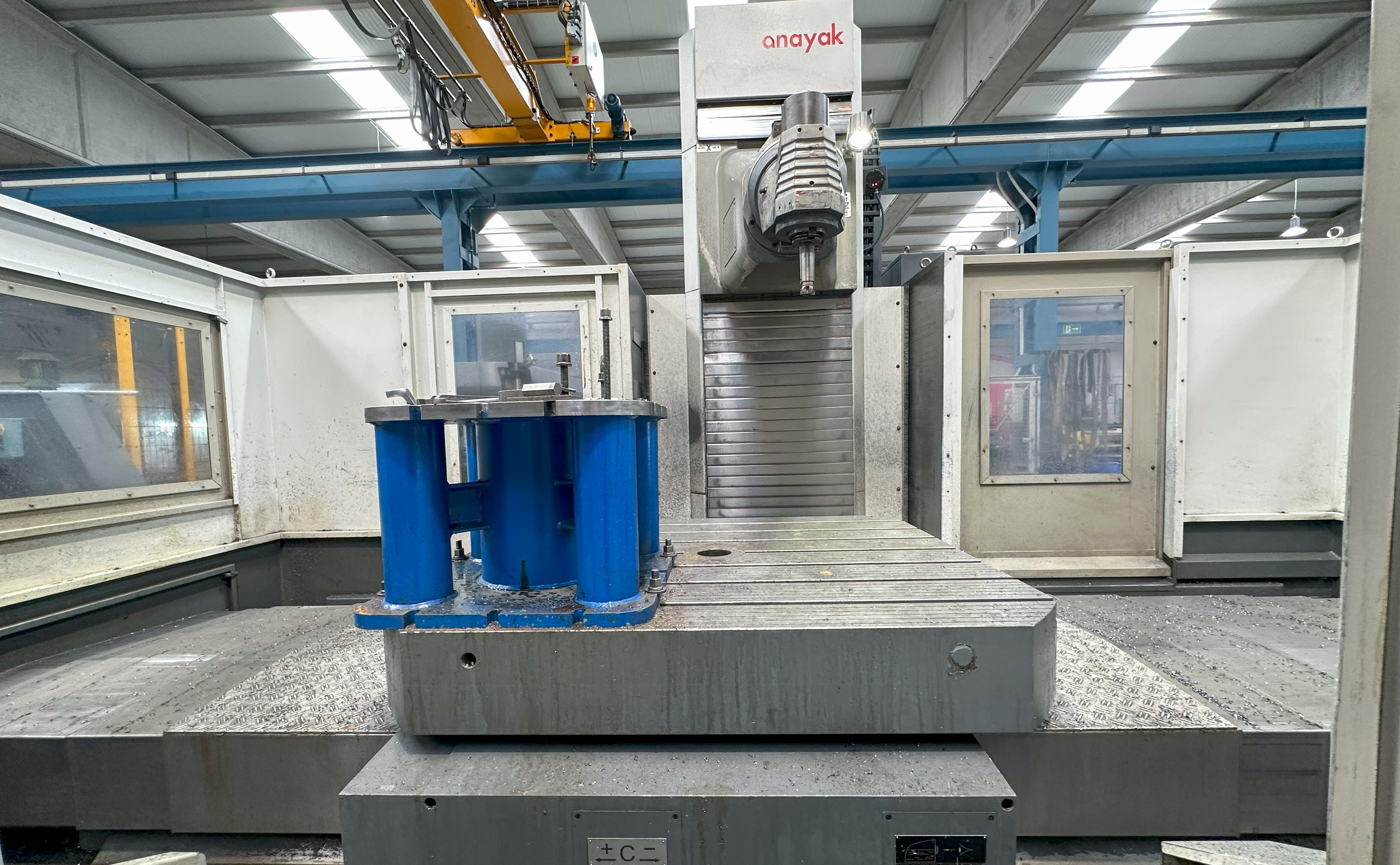 Fresadora CNC de alta precisión en taller industrial